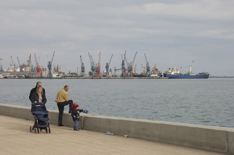 Atatürk-Park (Mersin) – eine Uferpromenade mit einem Denkmal am Meer