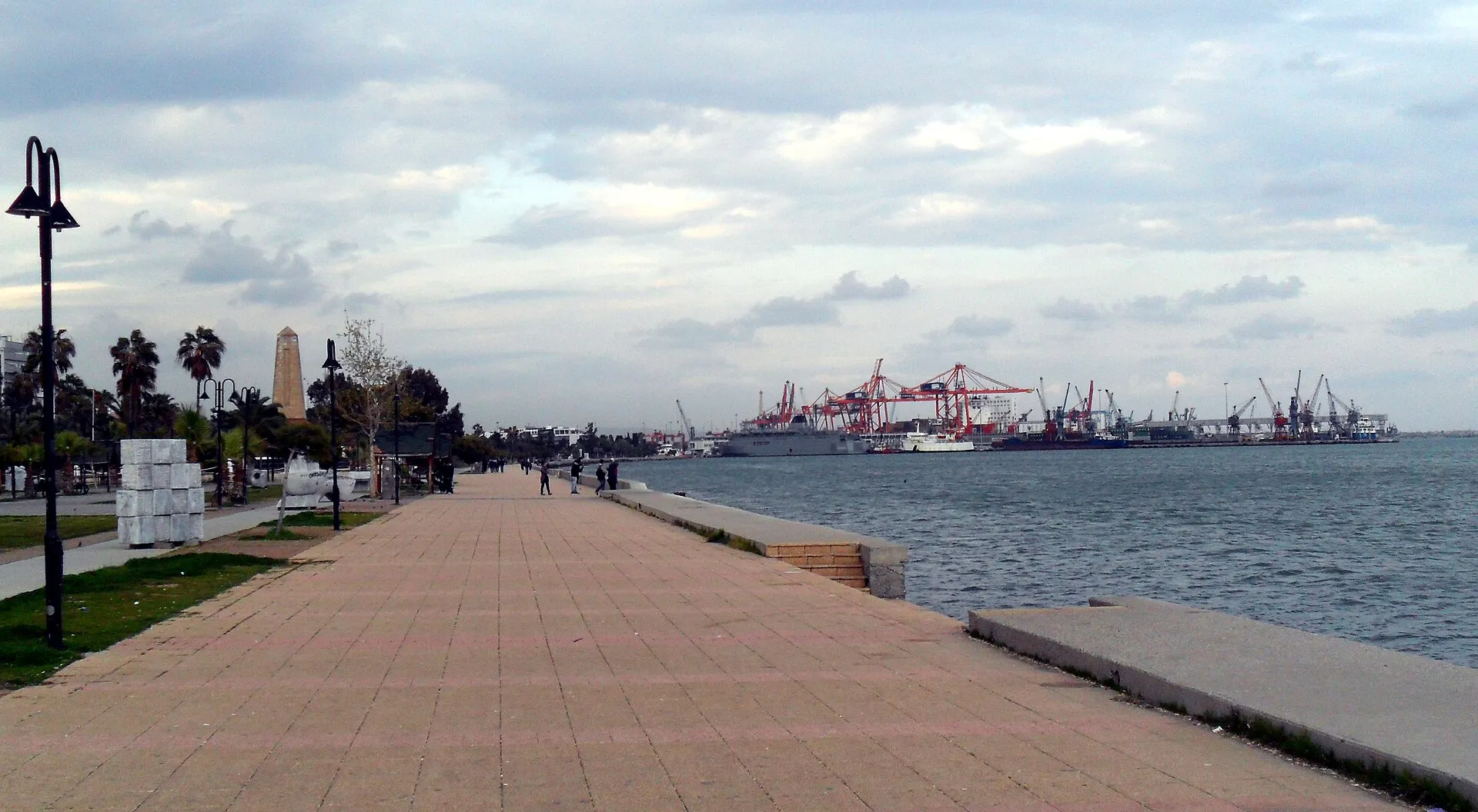 Atatürk-Park (Mersin) – eine Uferpromenade mit einem Denkmal am Meer