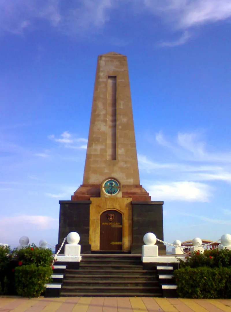 Atatürk-Park (Mersin) – eine Uferpromenade mit einem Denkmal am Meer