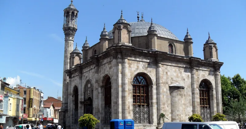 Die Aziziye-Moschee in Konya – einzigartige Minarette in der Türkei