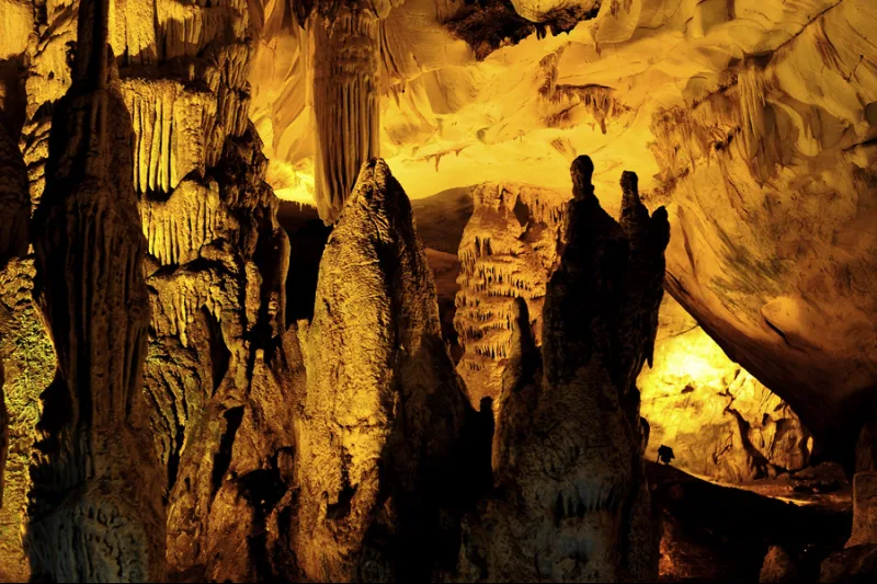 Dupnitsa (Cueva de Dupnitsa) — una cueva situada en Strandzha, Turquía