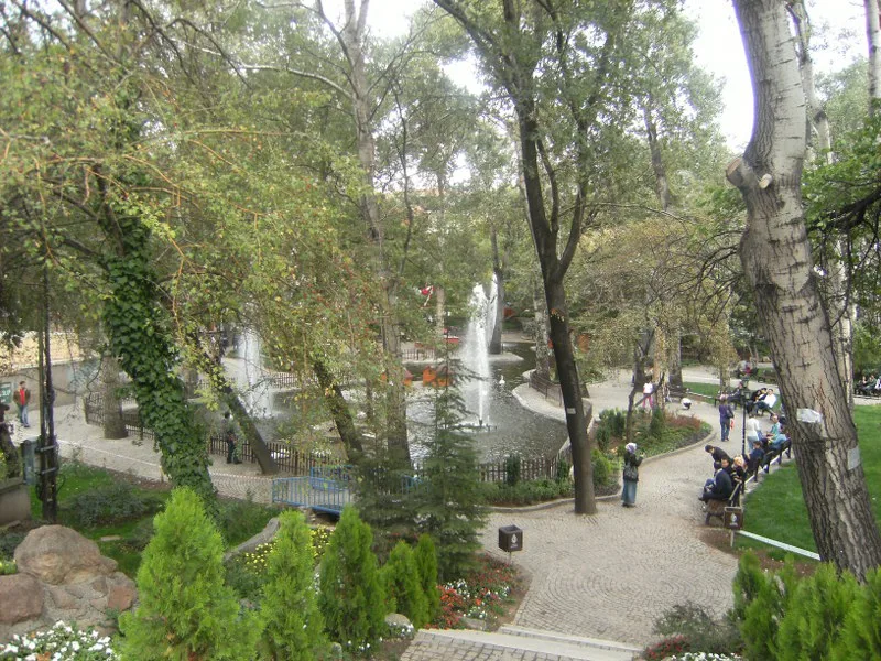 El parque Kuğulu: cisnes en el centro de Ankara