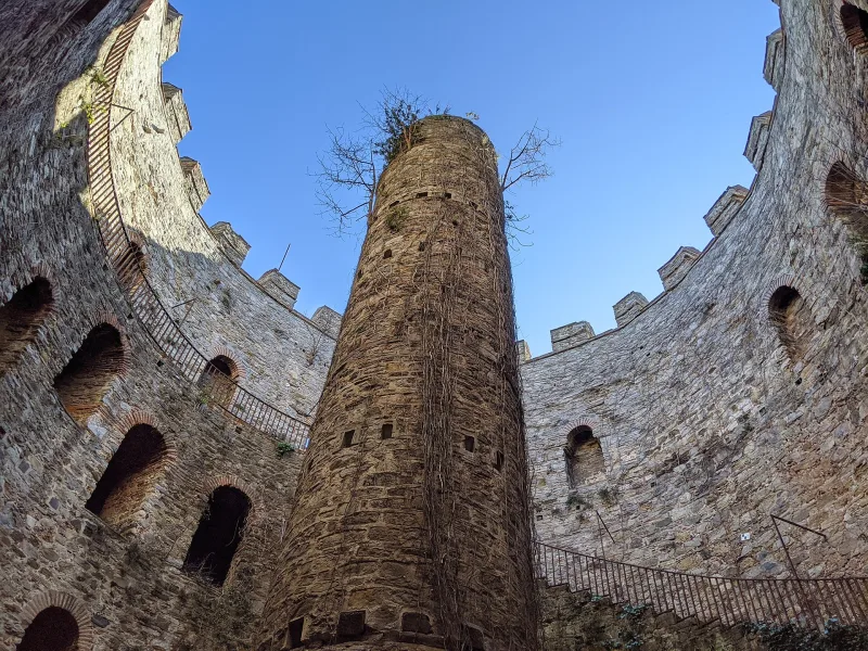 Rumeli Hisar – pevnost Mehmeda II. u Bosporu v Istanbulu