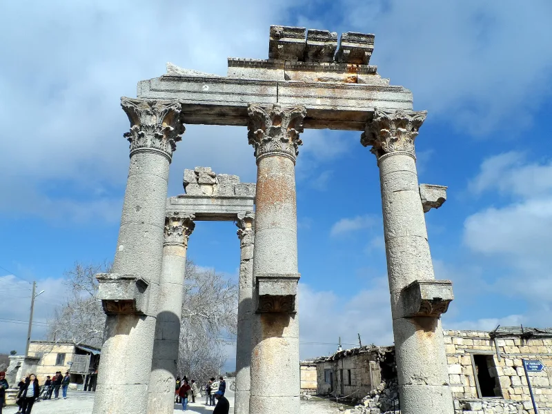 Uzuncaburç (Diokaisareia) – der Tempel des Zeus Olba in Mersin