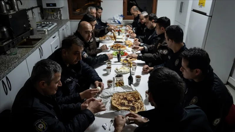 ضباط الشرطة في أنقرة يحصلون على أول سحور لهم في العمل