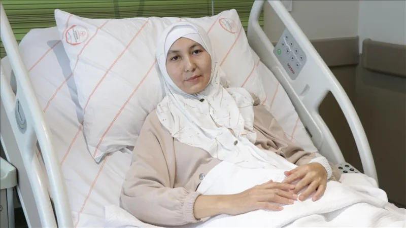 تمت إزالة ورم يبلغ طوله حوالي 45 سنتيمترًا من بطن امرأة كازاخستانية