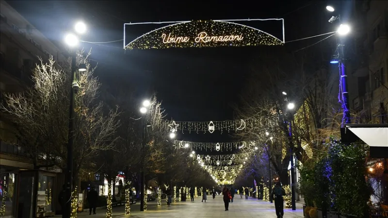 Kosovos Hauptstadt Pristina für den Ramadan geschmückt
