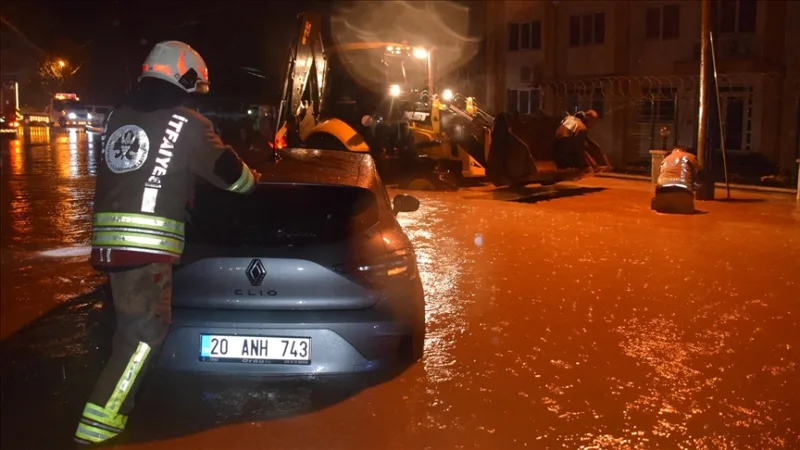 Проливной дождь, обрушившийся на Манису, негативно повлиял на жизнь города