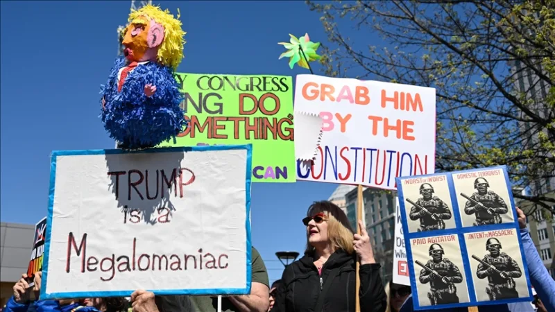 В США прошла акция протеста «Нет королям» против администрации Трампа