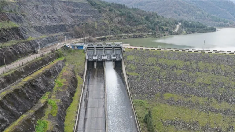 Вода, спускаемая из плотины Ювачик, достигшей полного уровня наполнения, поступает в озеро Сапанча