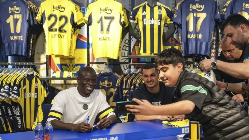 Les footballeurs de Fenerbahçe, Kante et Levent Mercan, ont rencontré les supporters lors d'une séance de dédicaces