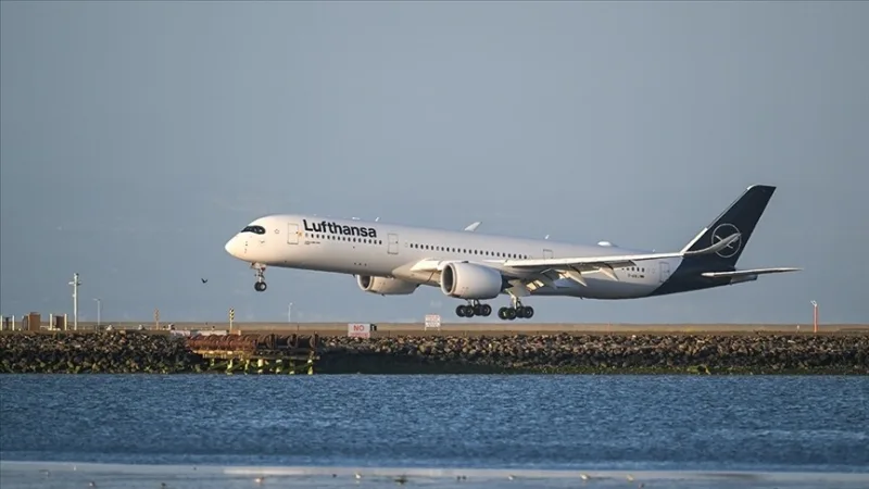Dėl reaktyvinių degalų krizės „Lufthansa“ atšauks 20 tūkst. skrydžių