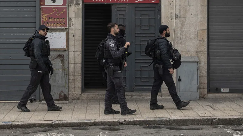 Israelin poliisi pidätti juutalaisen, joka käytti palestiinalaisen ja israelilaisen lipun kuvilla varustettua kipaa, ja leikkasi palestiinalaisen lipun