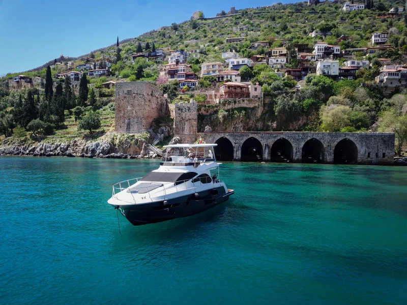 Luksusjaht kruiisilaevasõit mööda maalilist Alanya rannikut